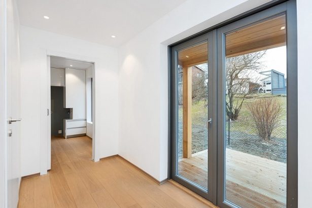 Breda ekplankor i modern bostad